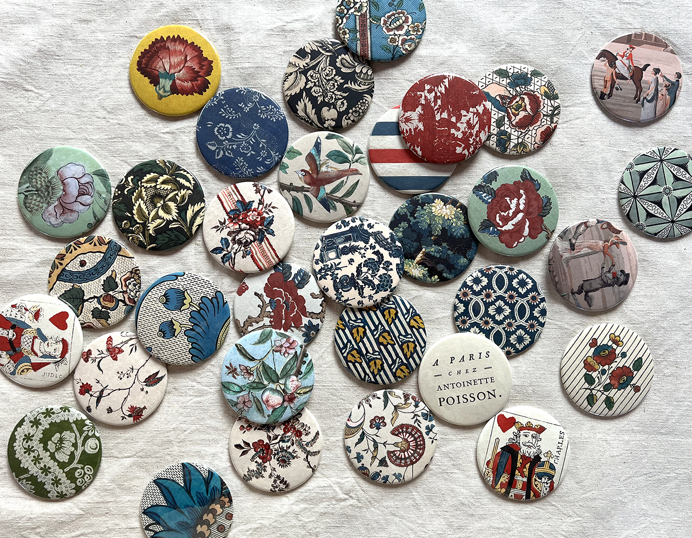 Pocket mirror "A Paris chez Antoinette Poisson"